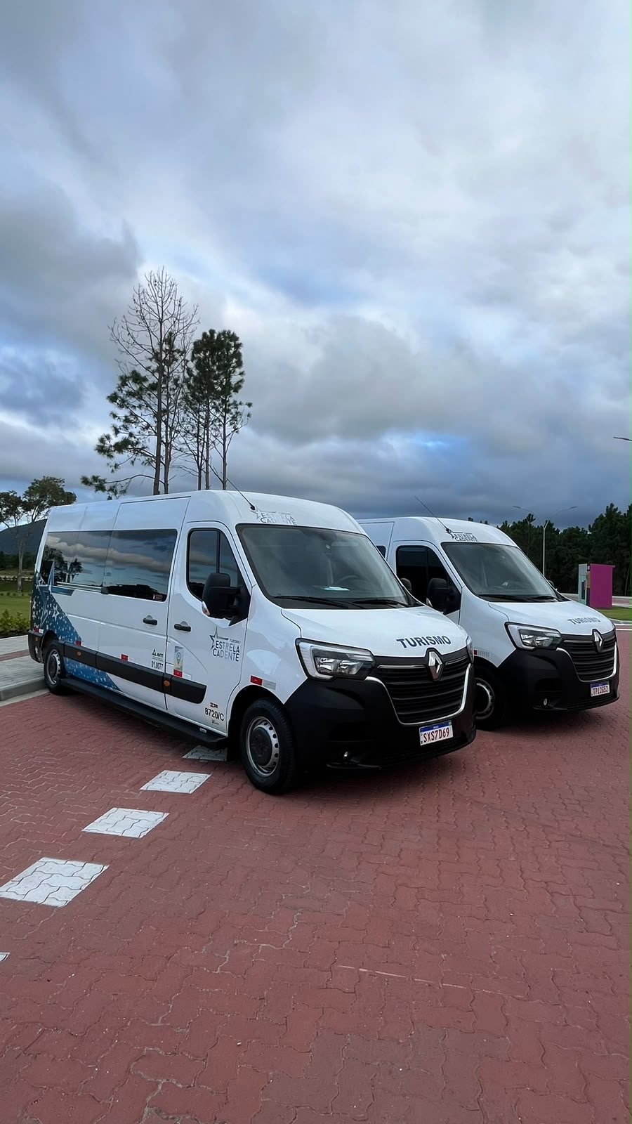 Frota de vans da Estrela Cadente Turismo